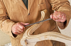 Fusteria Mope persona trabajando con madera